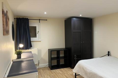 1 bedroom in a house share to rent, Springfield Road, Guildford GU1