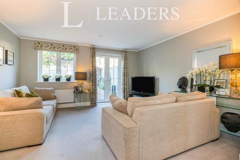 2 bedroom terraced house to rent, Kingfisher Close, KT22