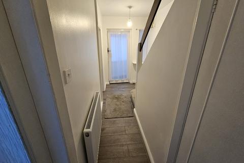 3 bedroom semi-detached house to rent, Cliveden Avenue, Birmingham B42