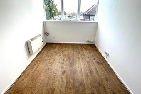 2 bedroom flat to rent, Dunstable Road, Luton LU4