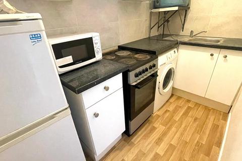 2 bedroom flat to rent, Dunstable Road, Luton LU4