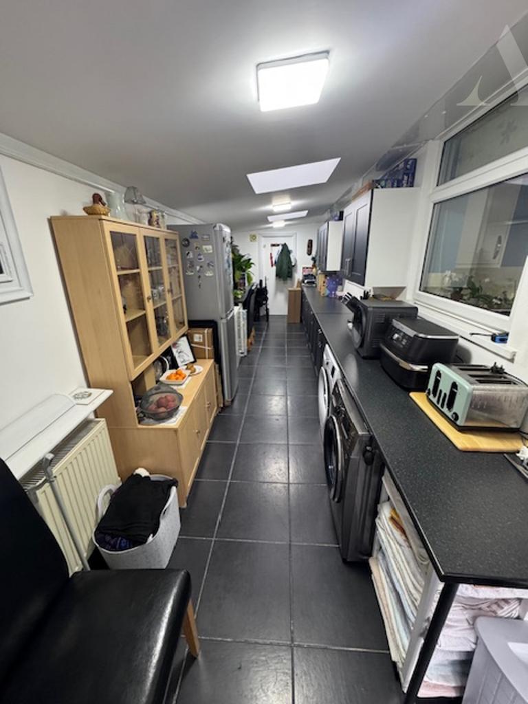 69 Heathland Ave Kitchen x 2.jpeg