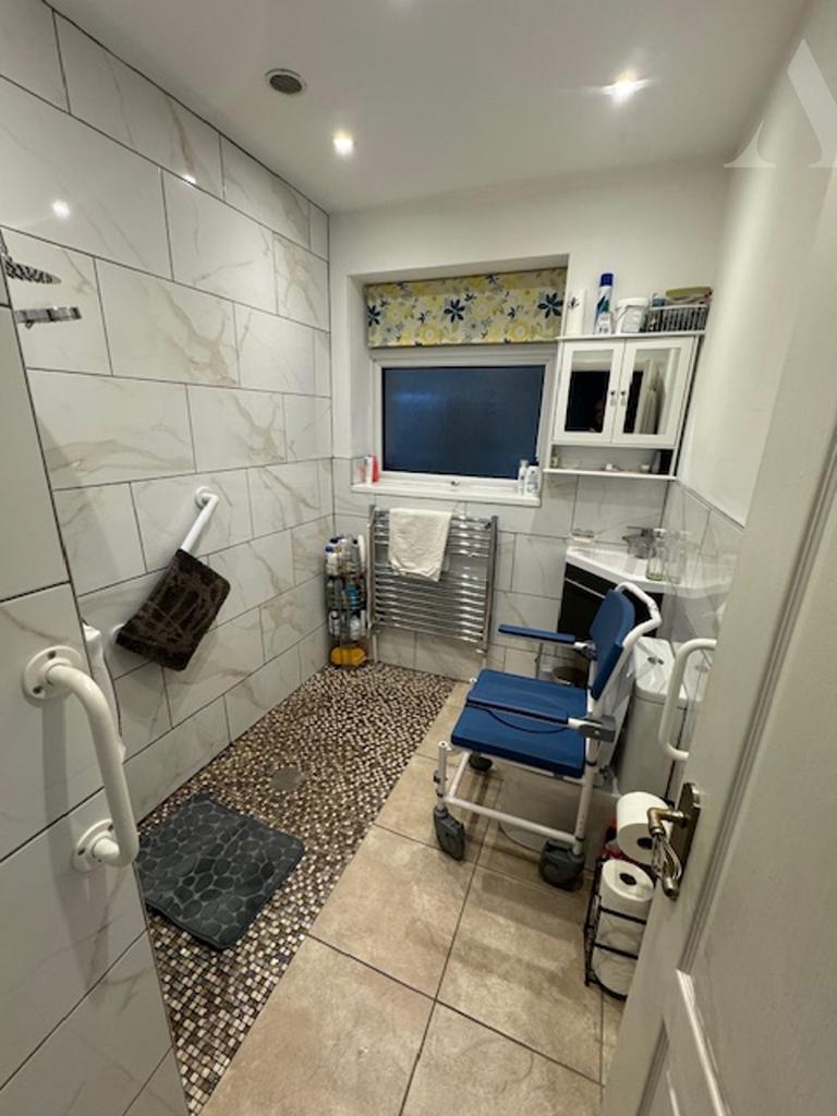 69 Heathland Ave Wet Room.jpeg