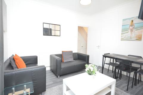 4 bedroom terraced house to rent, Landseer Avenue, London E12