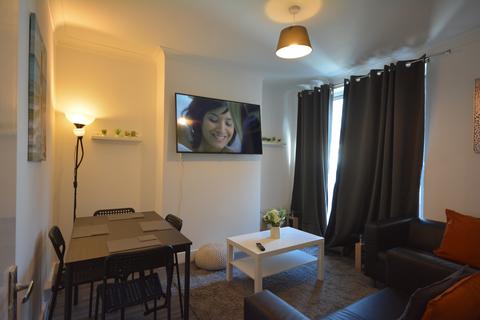 4 bedroom terraced house to rent, Landseer Avenue, London E12