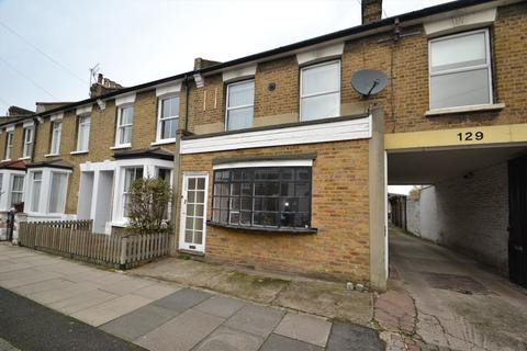2 bedroom flat to rent, Pelham Road, London SW19