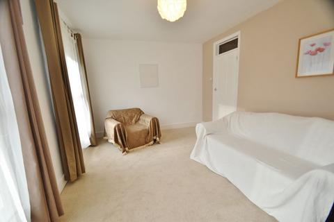 2 bedroom flat to rent, Pelham Road, London SW19
