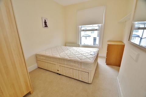 2 bedroom flat to rent, Pelham Road, London SW19