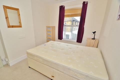 2 bedroom flat to rent, Pelham Road, London SW19