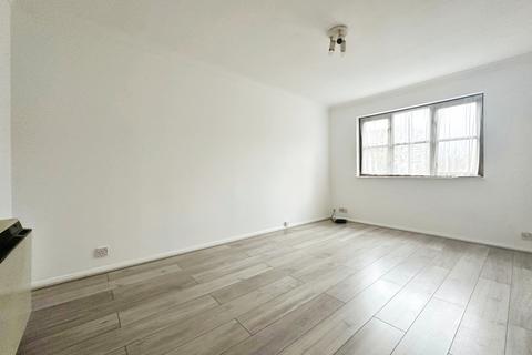 Studio to rent, Verona Close, Uxbridge, UB8