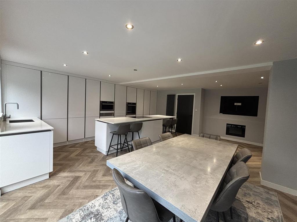 Kitchen 2.jpeg