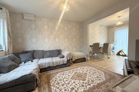 3 bedroom semi-detached house to rent, Goodwood, Great Holm