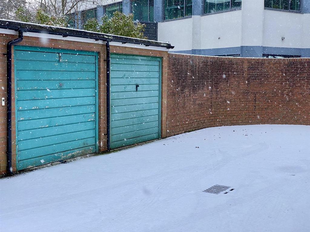Garage end