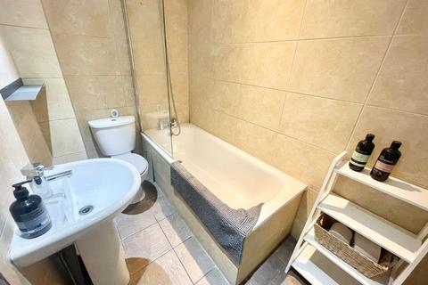 2 bedroom flat to rent, Northdown Road, Margate, CT9