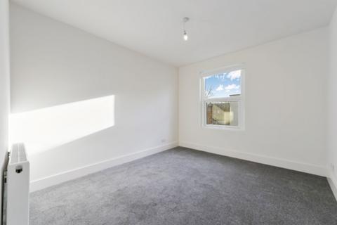 4 bedroom flat to rent, Park Parade, London, NW10