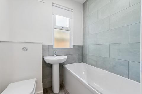 4 bedroom flat to rent, Park Parade, London, NW10