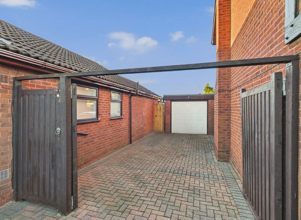 Garage/Driveway