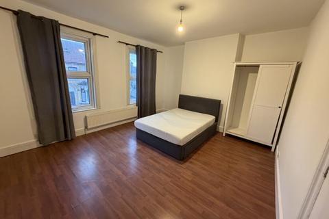 2 bedroom house for sale, 2/3 Bedroom Terraced House – Queens Road, Bounds Green N11
