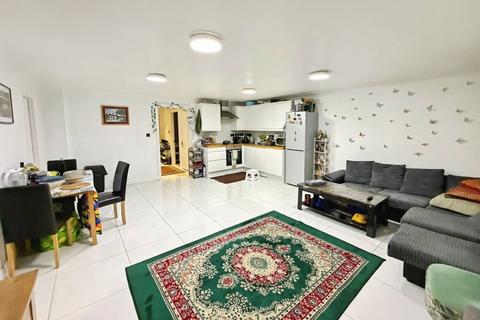 3 bedroom flat to rent, Lampton Road, Hounslow