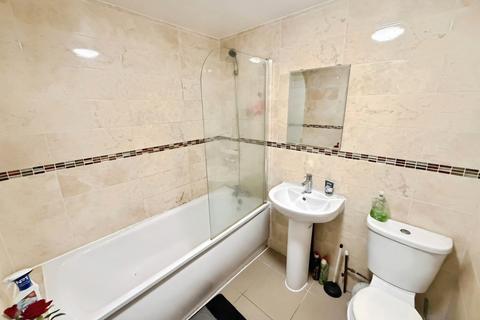 3 bedroom flat to rent, Lampton Road, Hounslow
