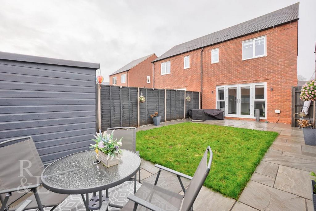 12 Ferny Close (15).jpg