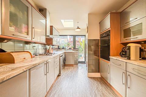 3 bedroom terraced house for sale, Leighton Avenue, Leigh-On-Sea SS9