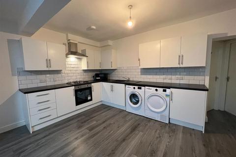 5 bedroom house to rent, Edgeworth Drive, Manchester M14