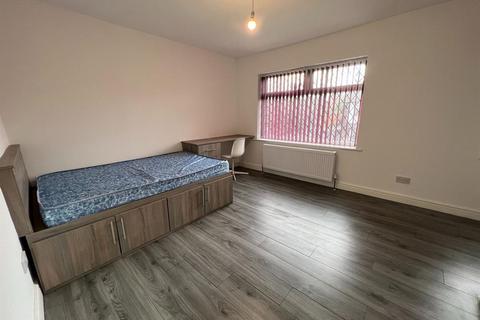 5 bedroom house to rent, Edgeworth Drive, Manchester M14