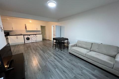 5 bedroom house to rent, Edgeworth Drive, Manchester M14