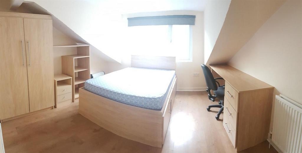 Bright, neatly presented double bedroom with a ...