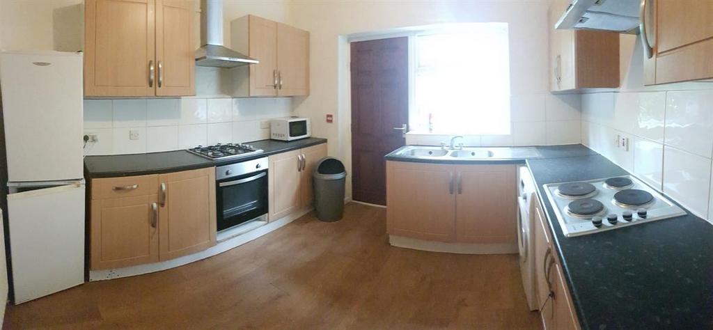 Bright, well-equipped kitchen with plentiful ca...