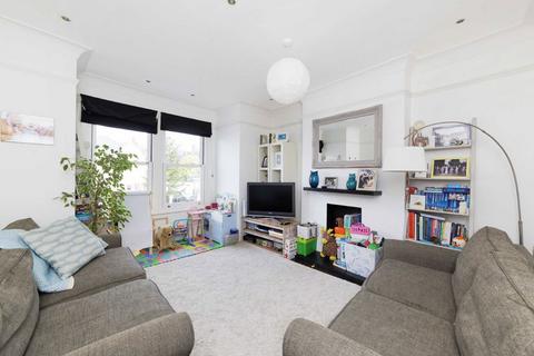3 bedroom flat to rent, Telford Avenue, London SW2