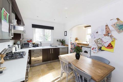 3 bedroom flat to rent, Telford Avenue, London SW2