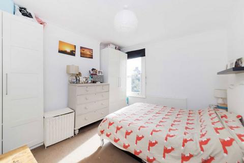 3 bedroom flat to rent, Telford Avenue, London SW2