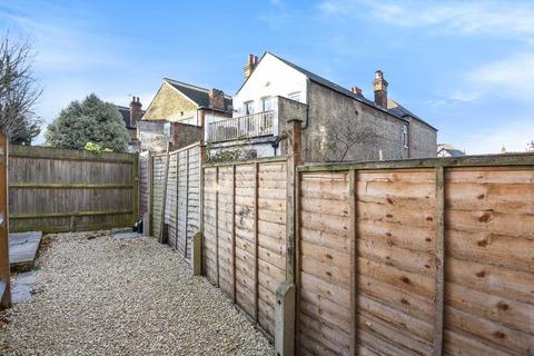 3 bedroom flat to rent, Telford Avenue, London SW2