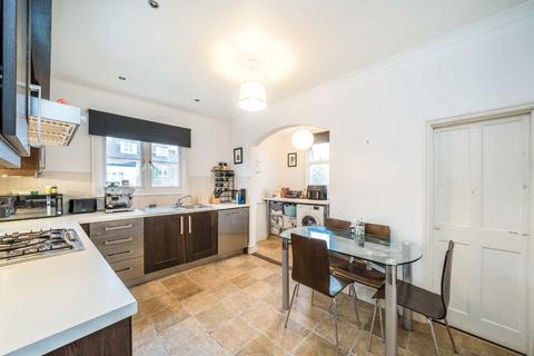 3 bedroom flat to rent, Telford Avenue, London SW2