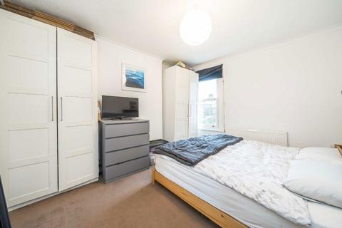 3 bedroom flat to rent, Telford Avenue, London SW2