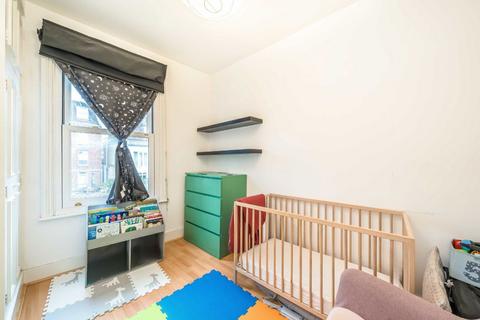 3 bedroom flat to rent, Telford Avenue, London SW2