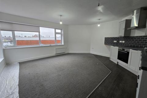 2 bedroom flat to rent, High Street, Stourport-On-Severn DY13