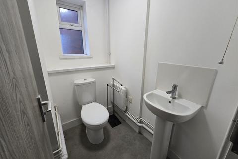 2 bedroom flat to rent, High Street, Stourport-On-Severn DY13