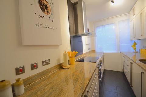 1 bedroom flat to rent, STUNNING 1 BED WITH LOCK UP GARAGE, LORDS VIEW ONE