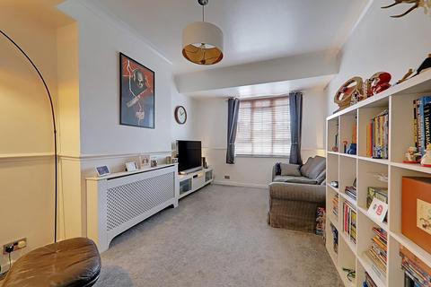 2 bedroom flat to rent, Strand Parade, Worthing, BN12