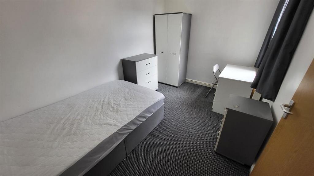 Neat single bedroom with a comfortable bed, war...