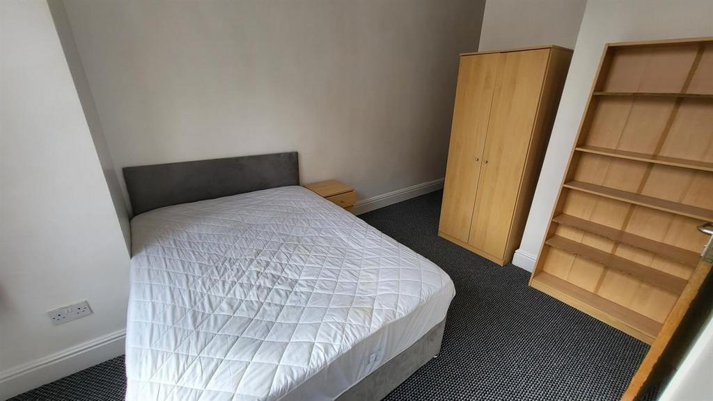 Bright, simply furnished double bedroom with a ...