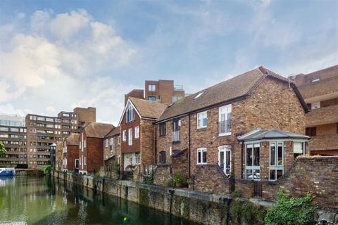 3 bedroom terraced house to rent, Mews Street, London E1W