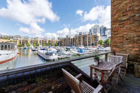 3 bedroom terraced house to rent, Mews Street, London E1W