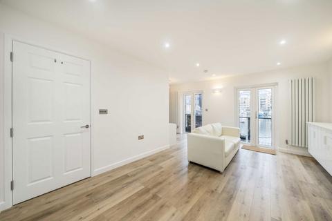 3 bedroom terraced house to rent, Mews Street, London E1W