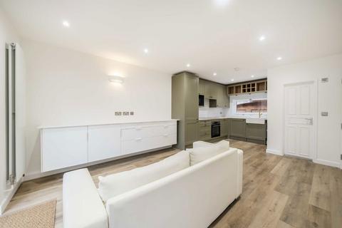 3 bedroom terraced house to rent, Mews Street, London E1W