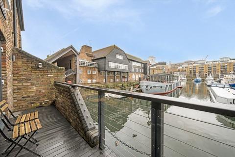 3 bedroom terraced house to rent, Mews Street, London E1W