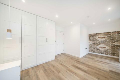 3 bedroom terraced house to rent, Mews Street, London E1W